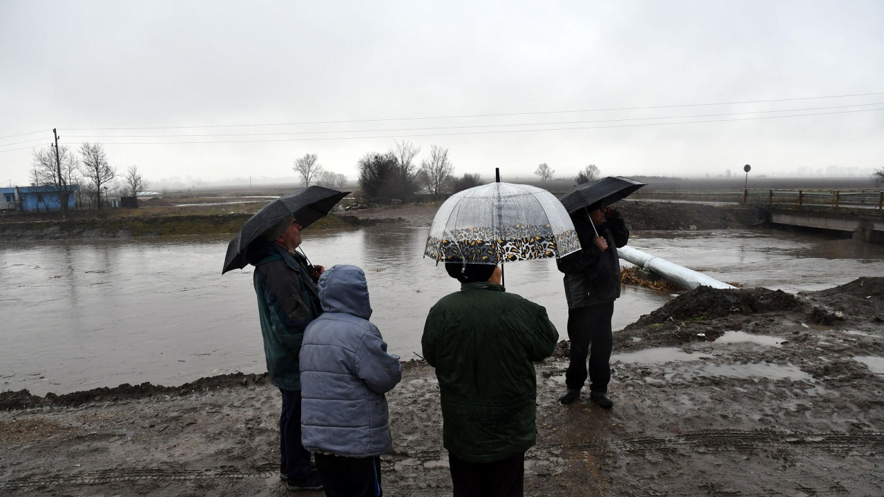 Жълт код за значителни валежи за 10 области в Източна България 