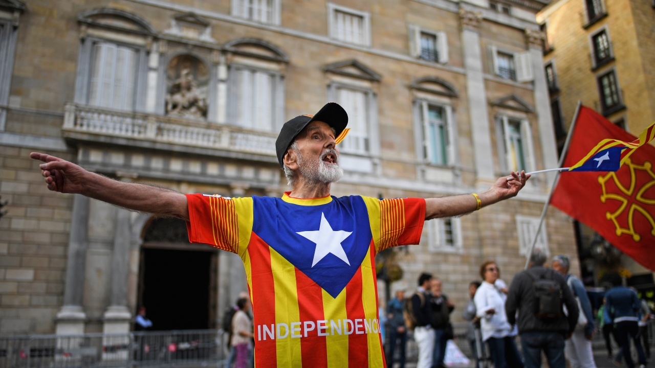 Испанското правителство помилва излежаващите присъди каталунски сепаратистки лидери 