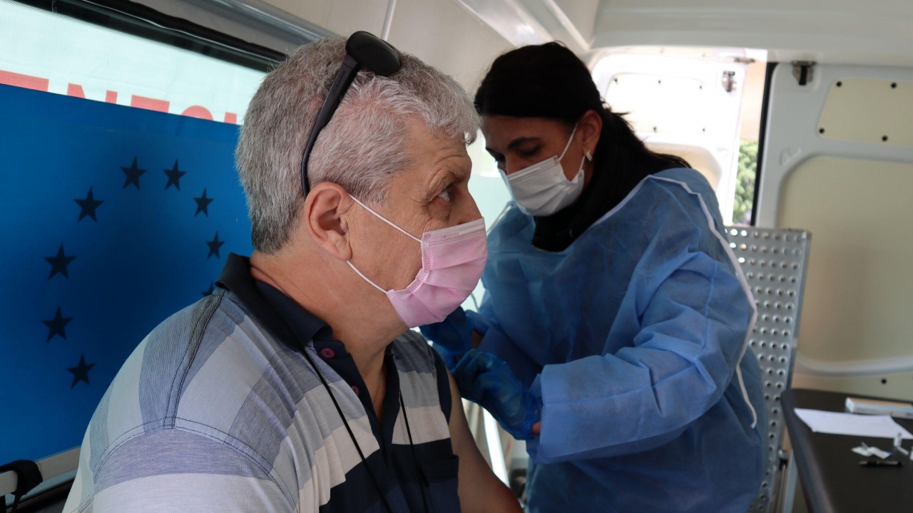 Мобилен имунизационен екип ще поставя ваксини на желаещите всеки пазарен ден в Мездра