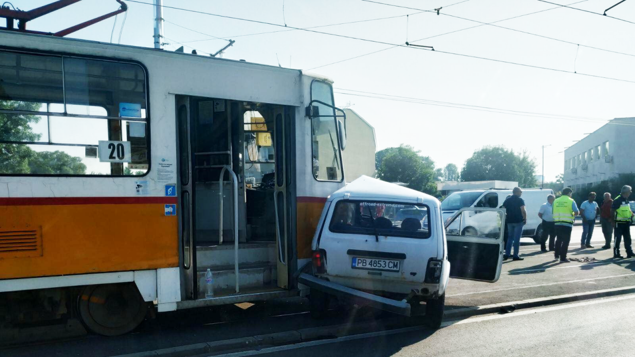 Катастрофа в София: Трамвай удари кола