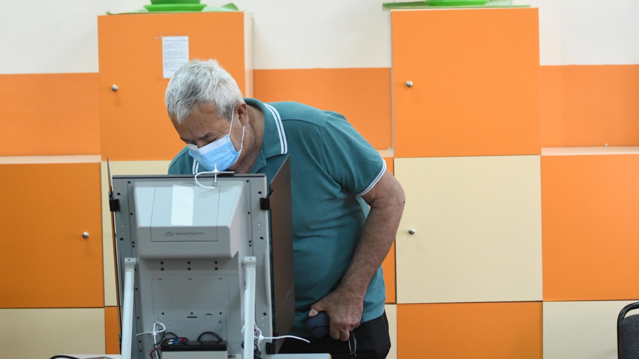 Машина за гласуване в Костинброд принтира ценови разписки