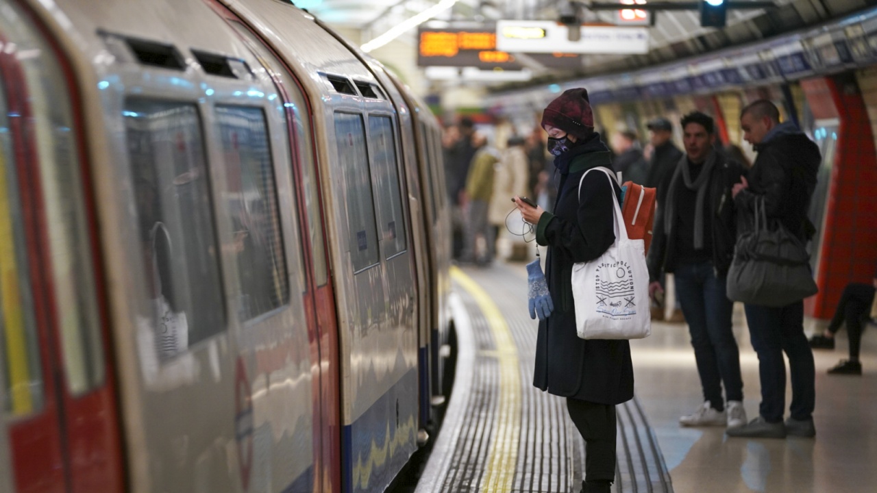 В Лондон носенето на маски в обществения транспорт остава задължително