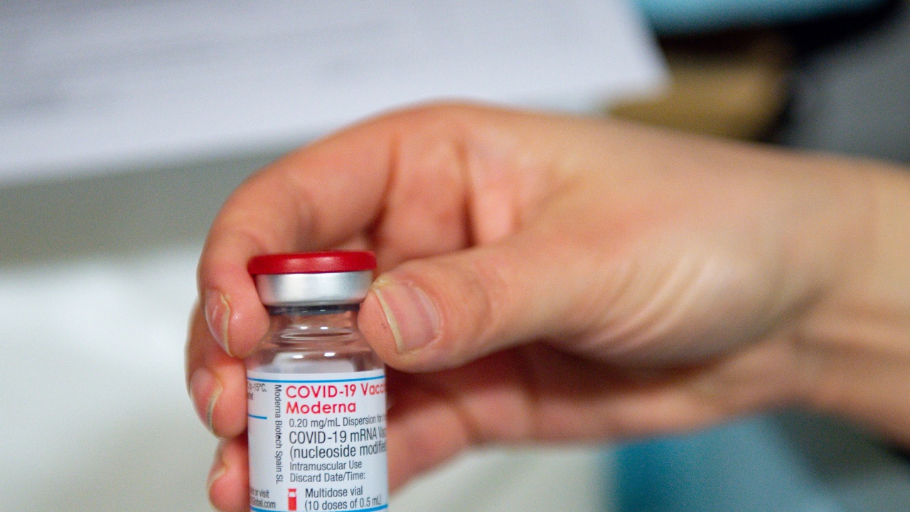 Европейски регулатор одобри използването на ваксината на "Модерна" срещу COVID-19 при подрастващи