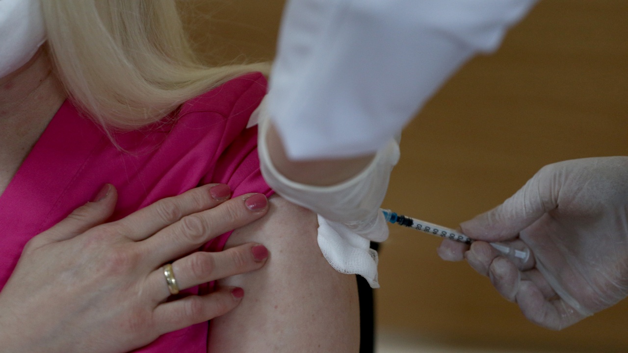 Едва 1 998 ваксинации за денонощието в страната 
