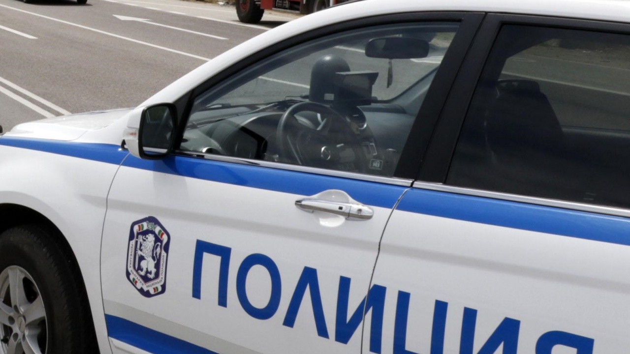 Мъж скочи на медици от Спешна помощ и полицаи в Горна Оряховица