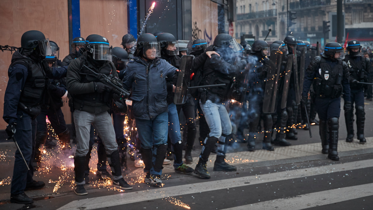 Трима ранени полицаи при протест срещу COVID мерките в Париж