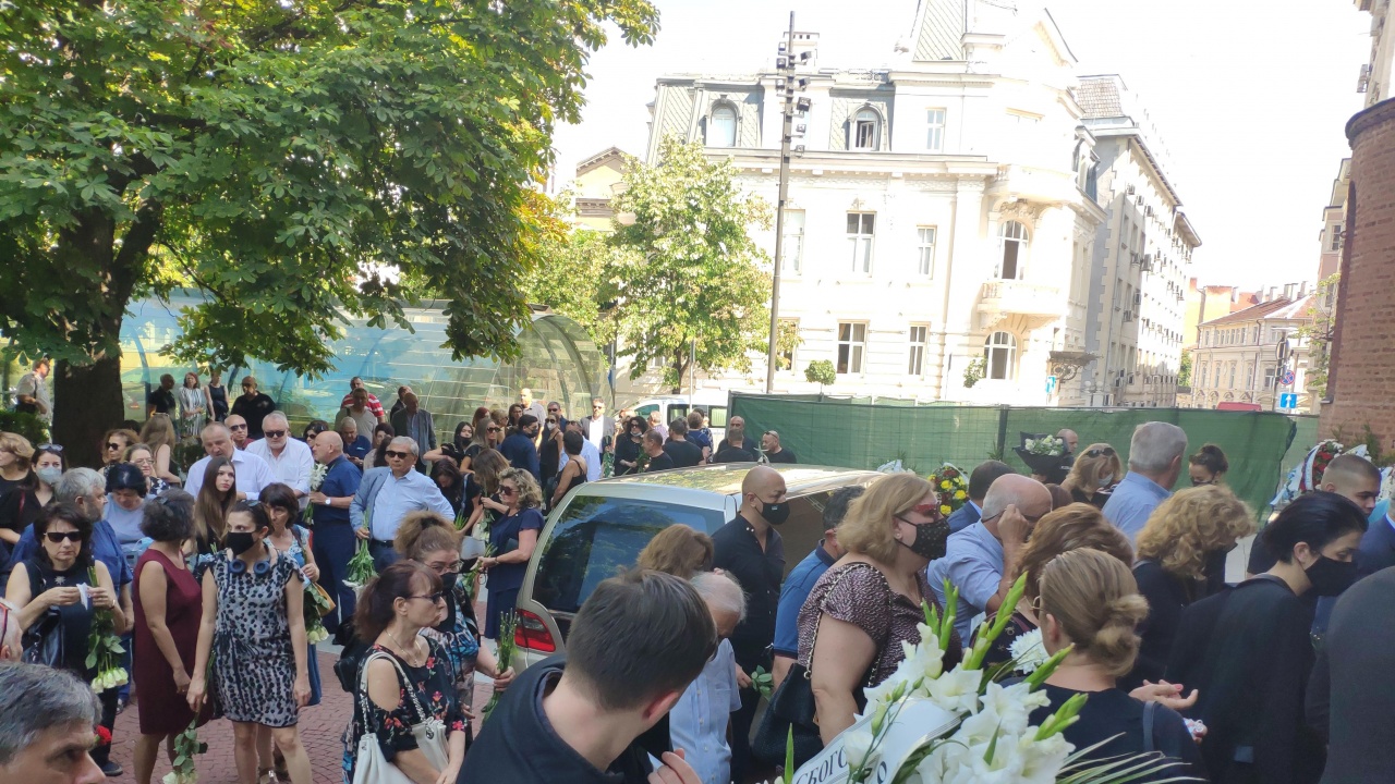 Стотици се събраха, за да си вземат последно сбогом с Радосвет Радев