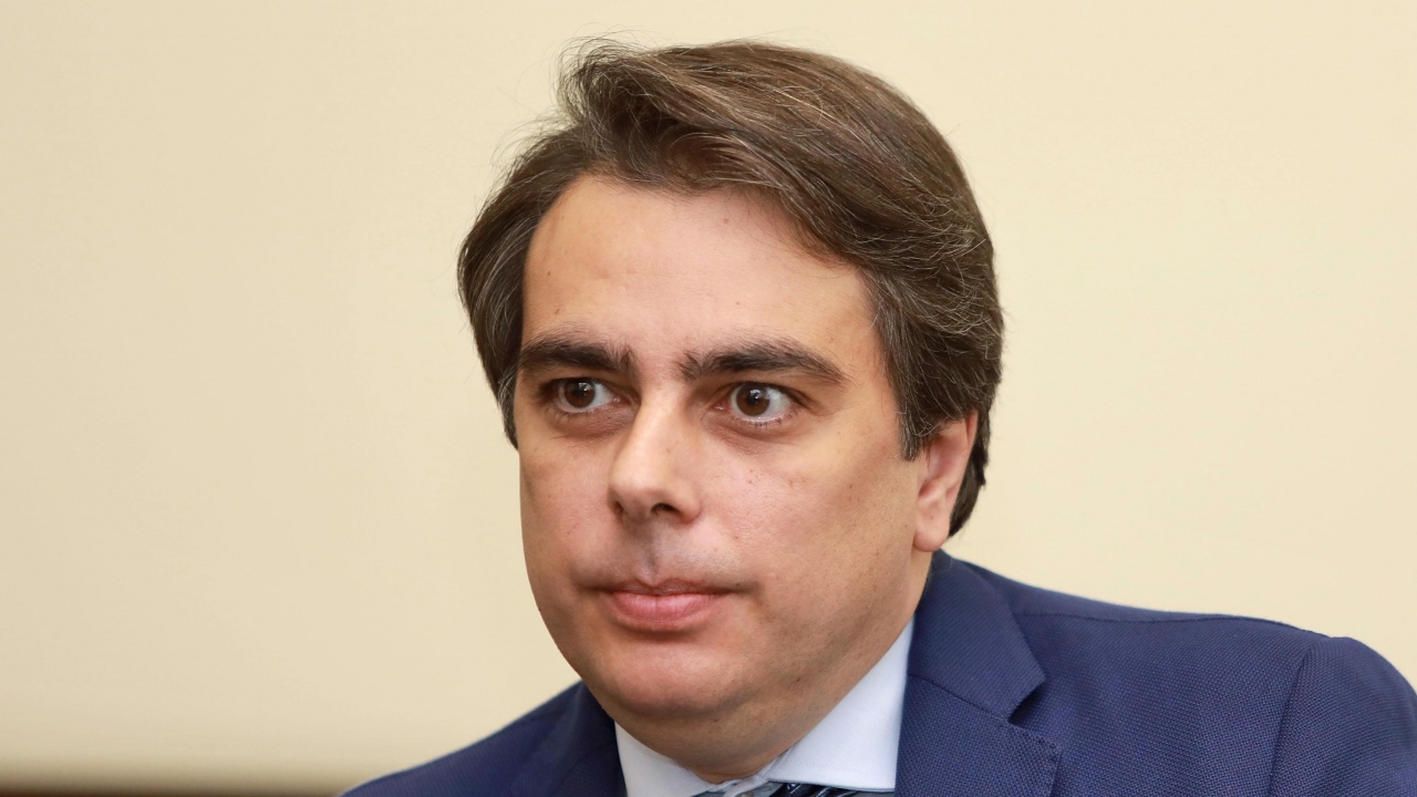 Асен Василев за Novini.bg: Без актуализация на бюджета ситуацията ще бъде много трудна