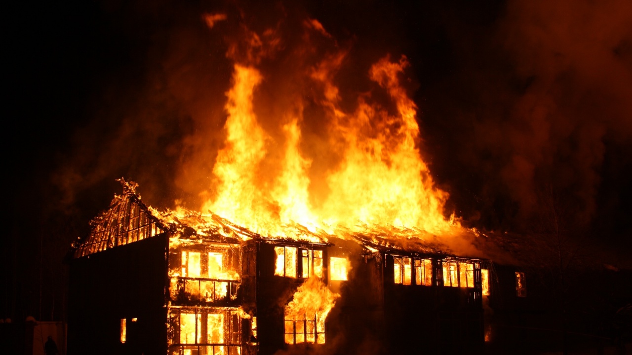 Огнена стихия унищожи няколко къщи в село Кръстава