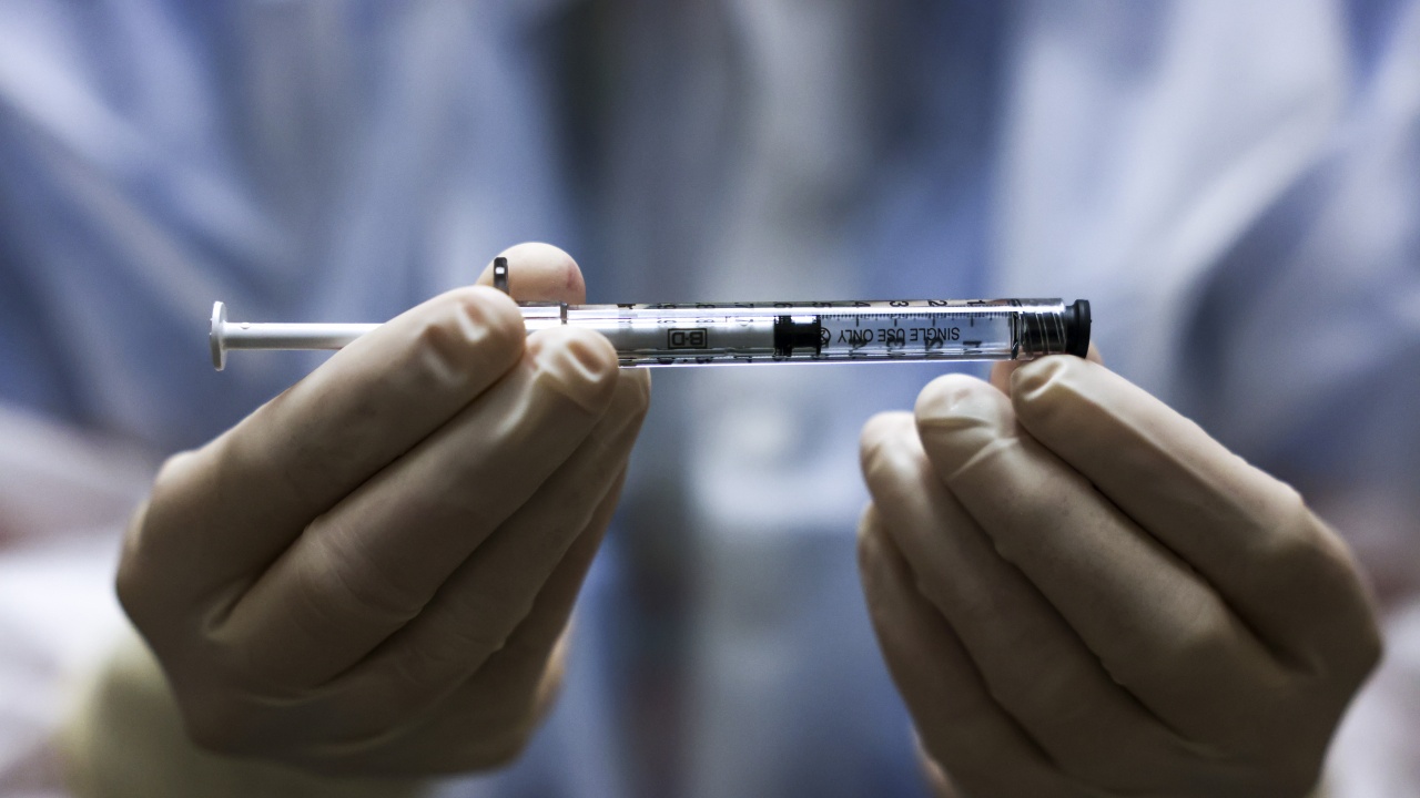 Първа смърт на ваксиниран от COVID-19 в Гърция