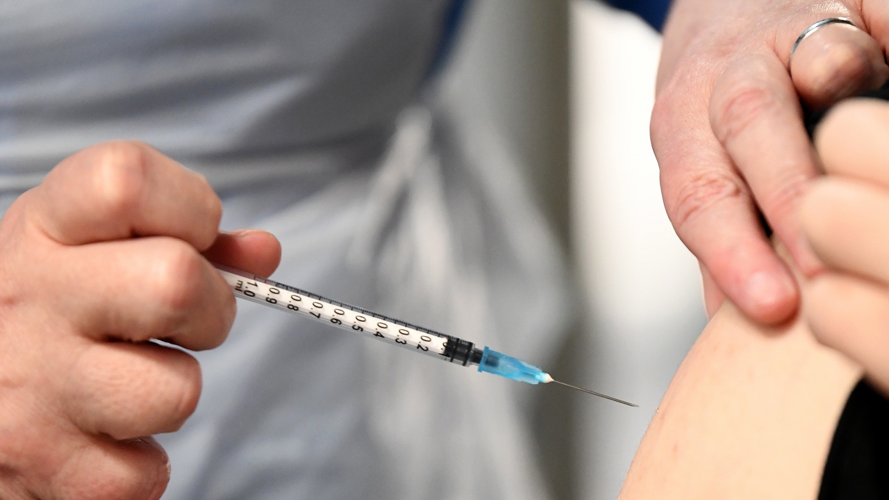 Гърция поставя подсилващи дози ваксина на хора от уязвимите категории