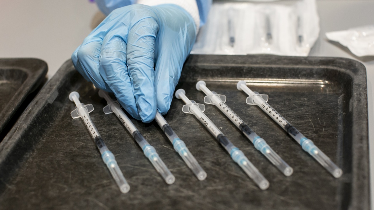 Шефът на Pfizer: Нова мутация на COVID може да е устойчива на ваксини