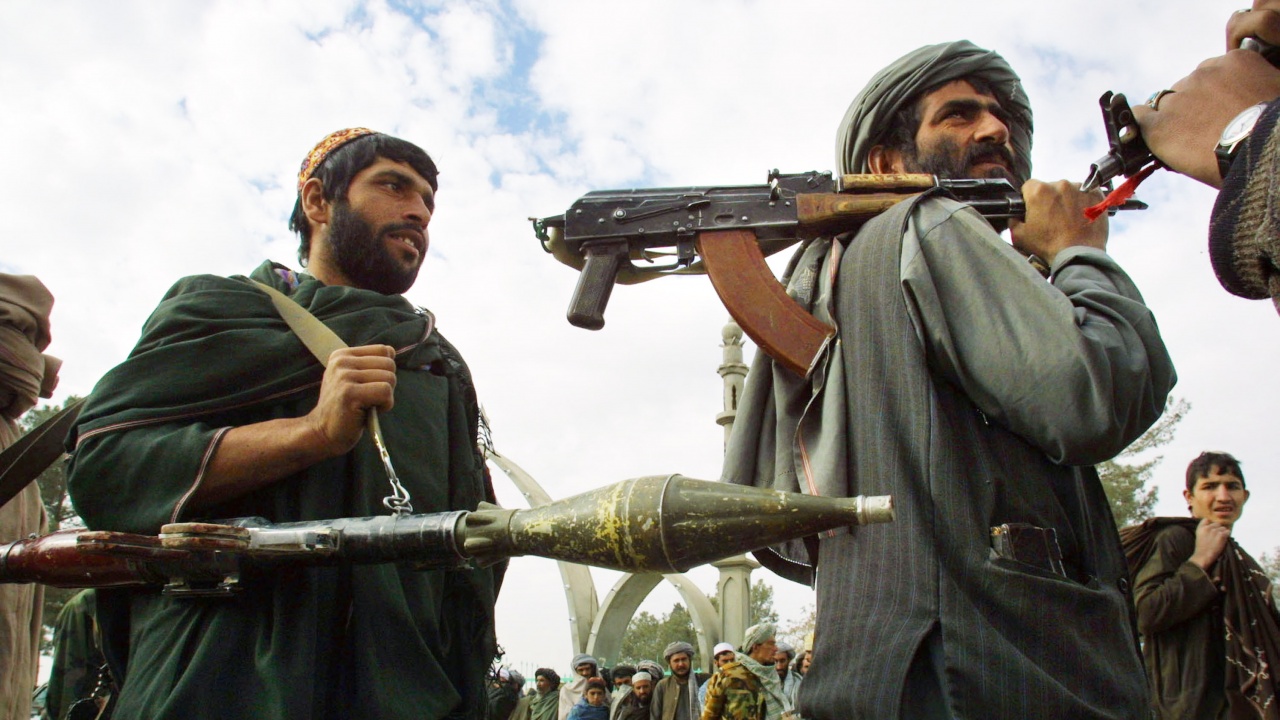 Талибаните осъдиха двойния бомбен атентат край летището в Кабул 