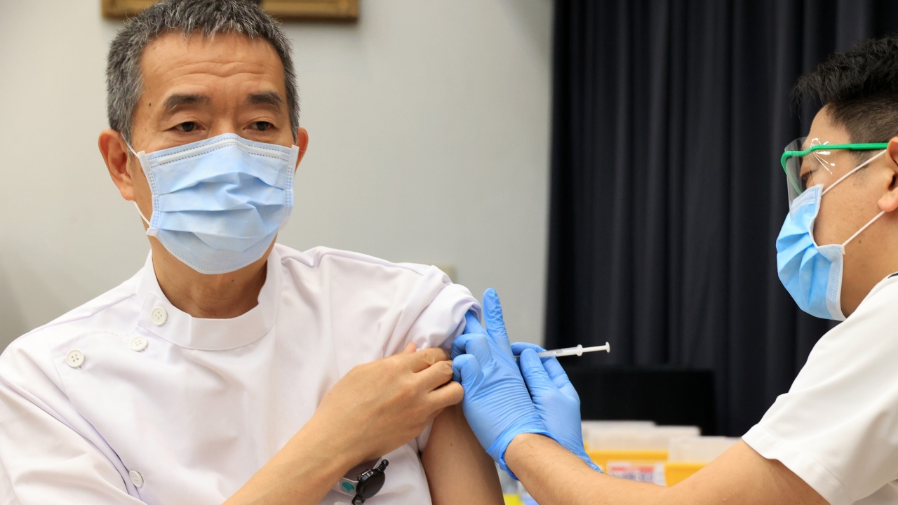 Двама души издъхнаха след ваксинация срещу COVID-19 в Япония