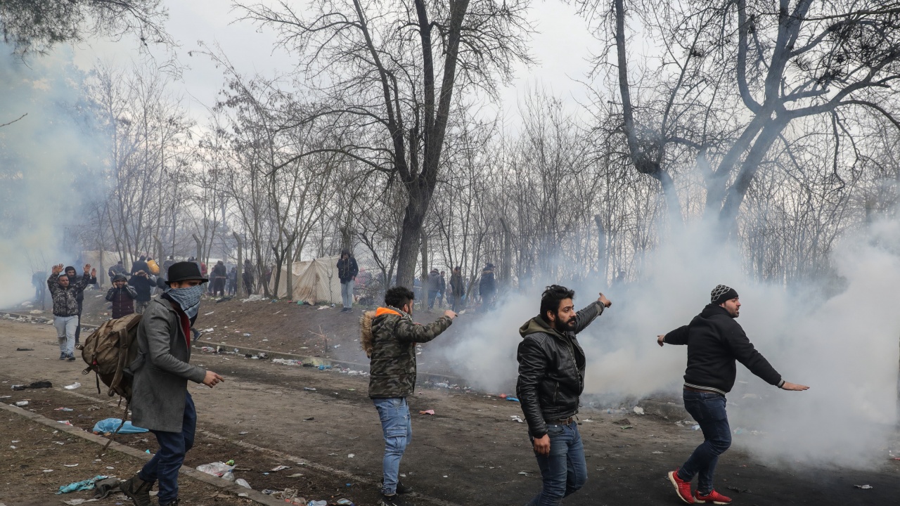 Използваха сълзотворен газ срещу мигранти, нападнали патрул с камъни