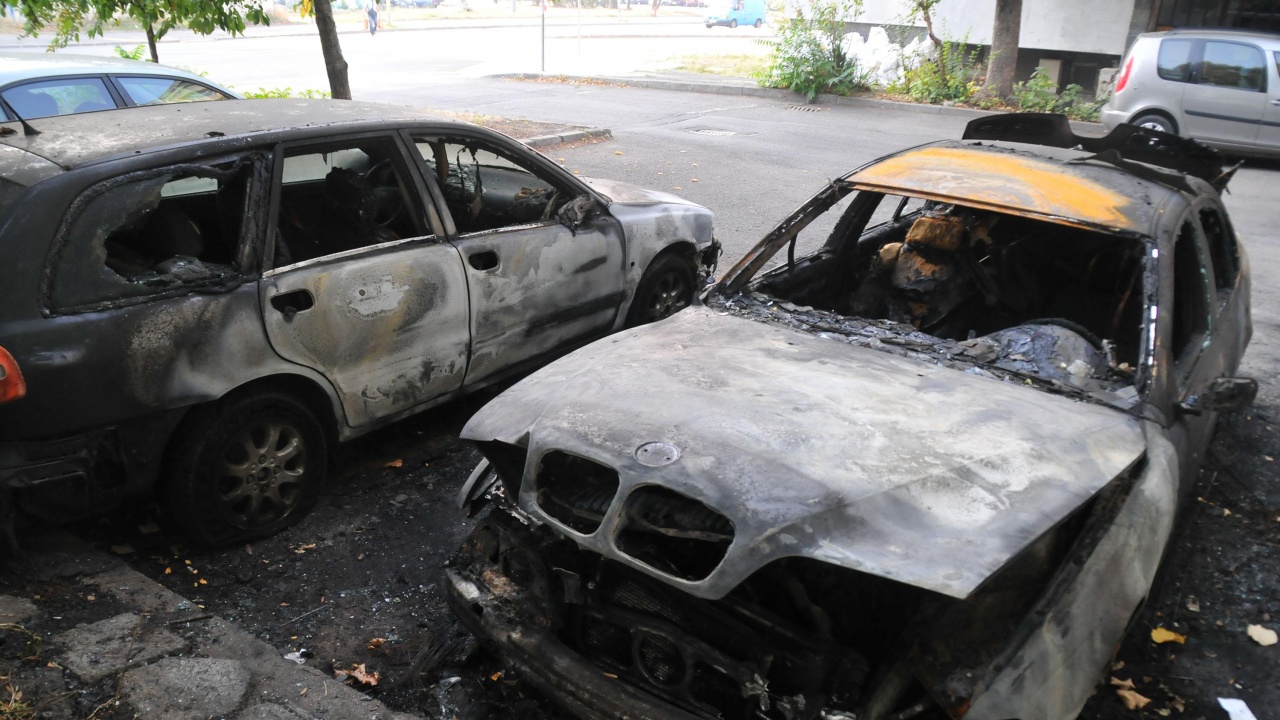 Запалиха коли в София тази нощ