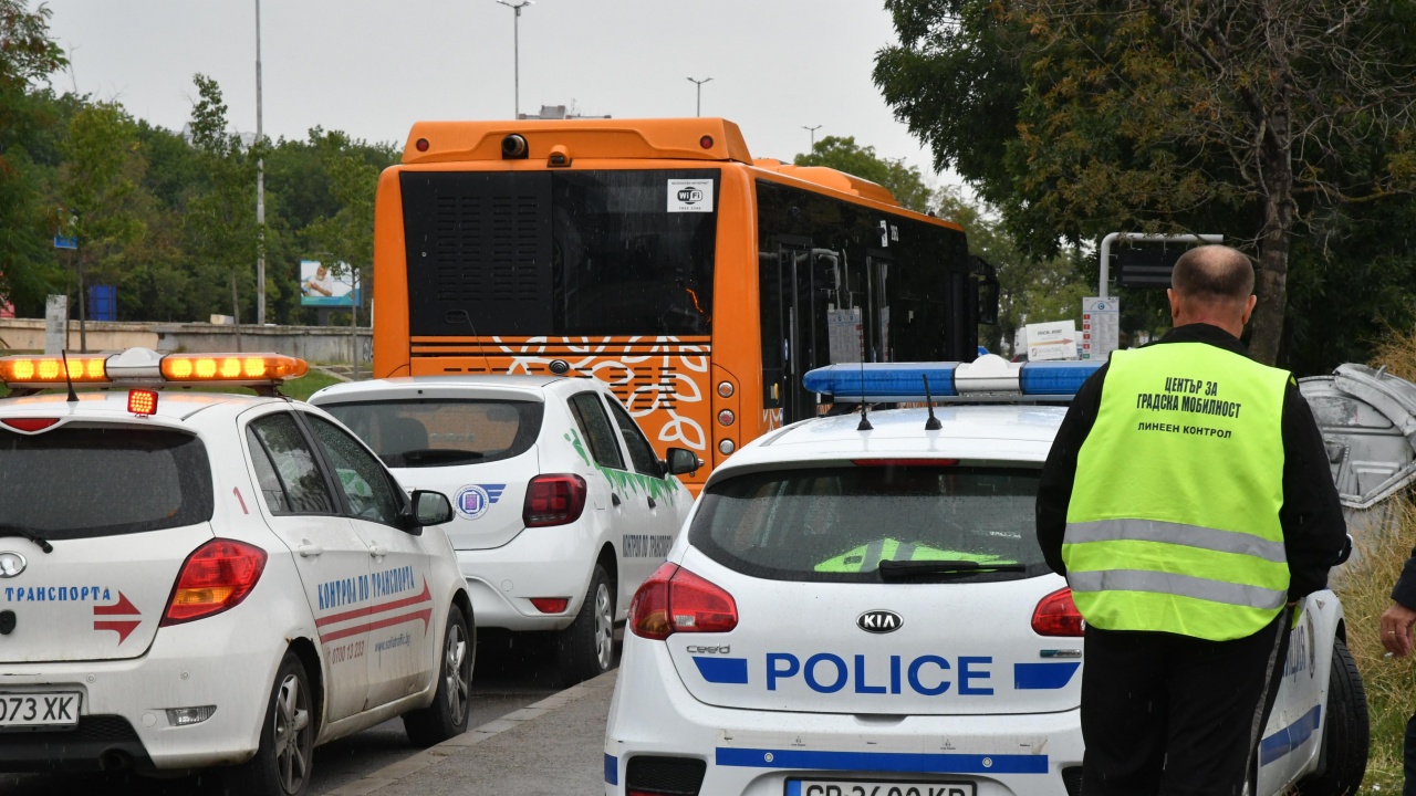 Автобус се запали и удари три коли в София