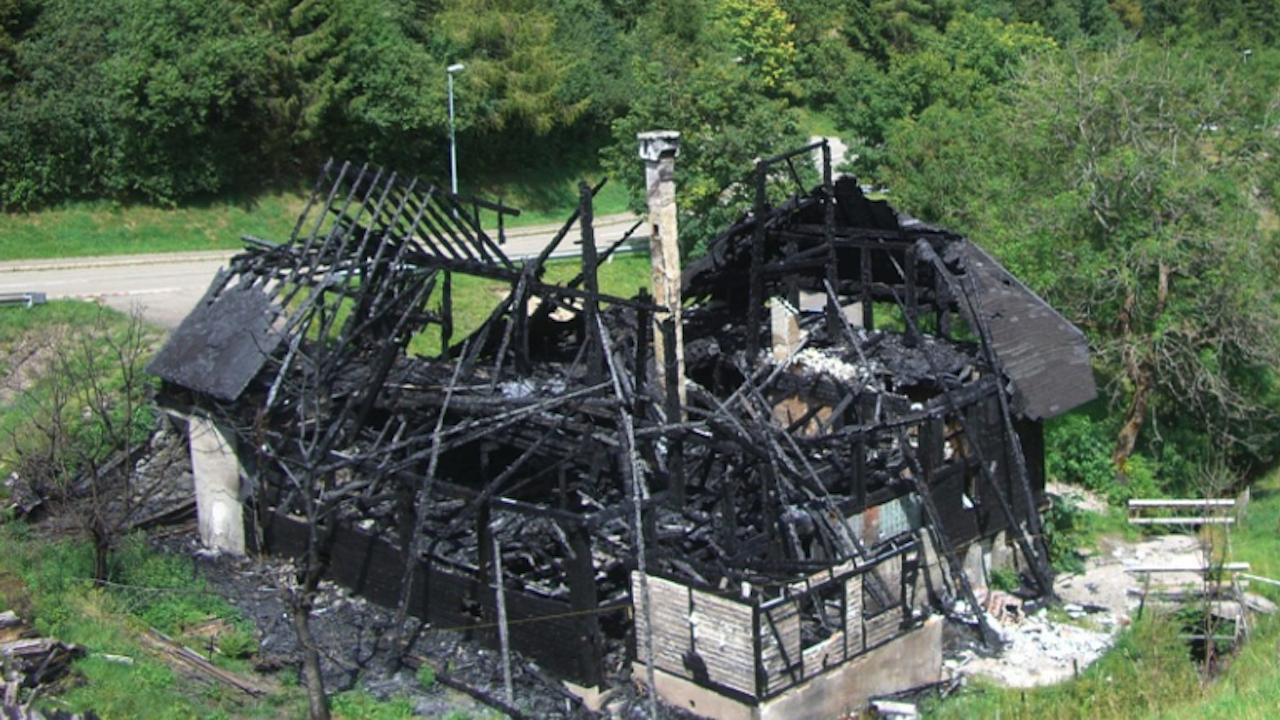 Изгоря къща с оранжерия за канабис в София