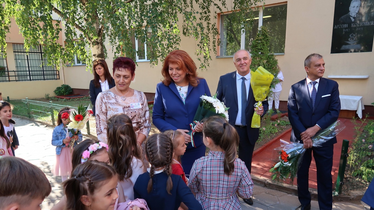 Илияна Йотова откри новата учебна година в Осмо СУ „Арсени Костенцев“ в Благоевград