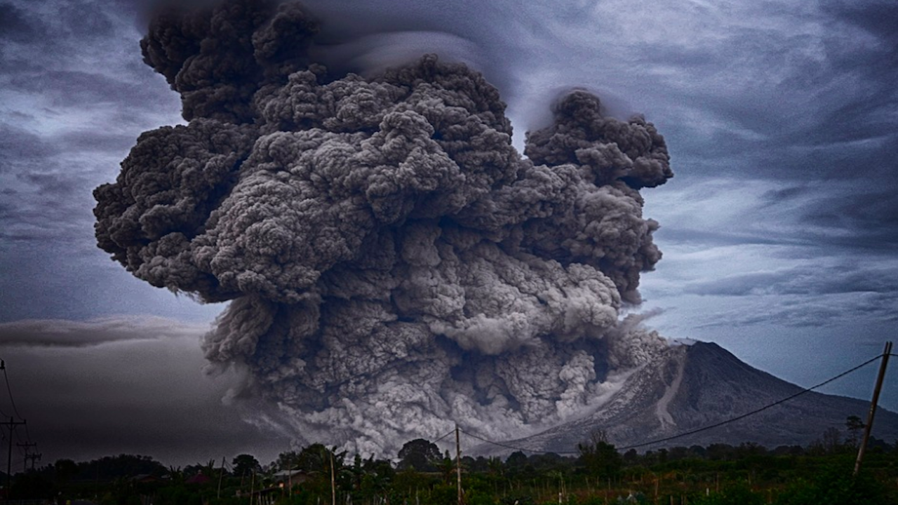 Япония издаде предупреждение за опасност след изригване на вулкана Отаке
