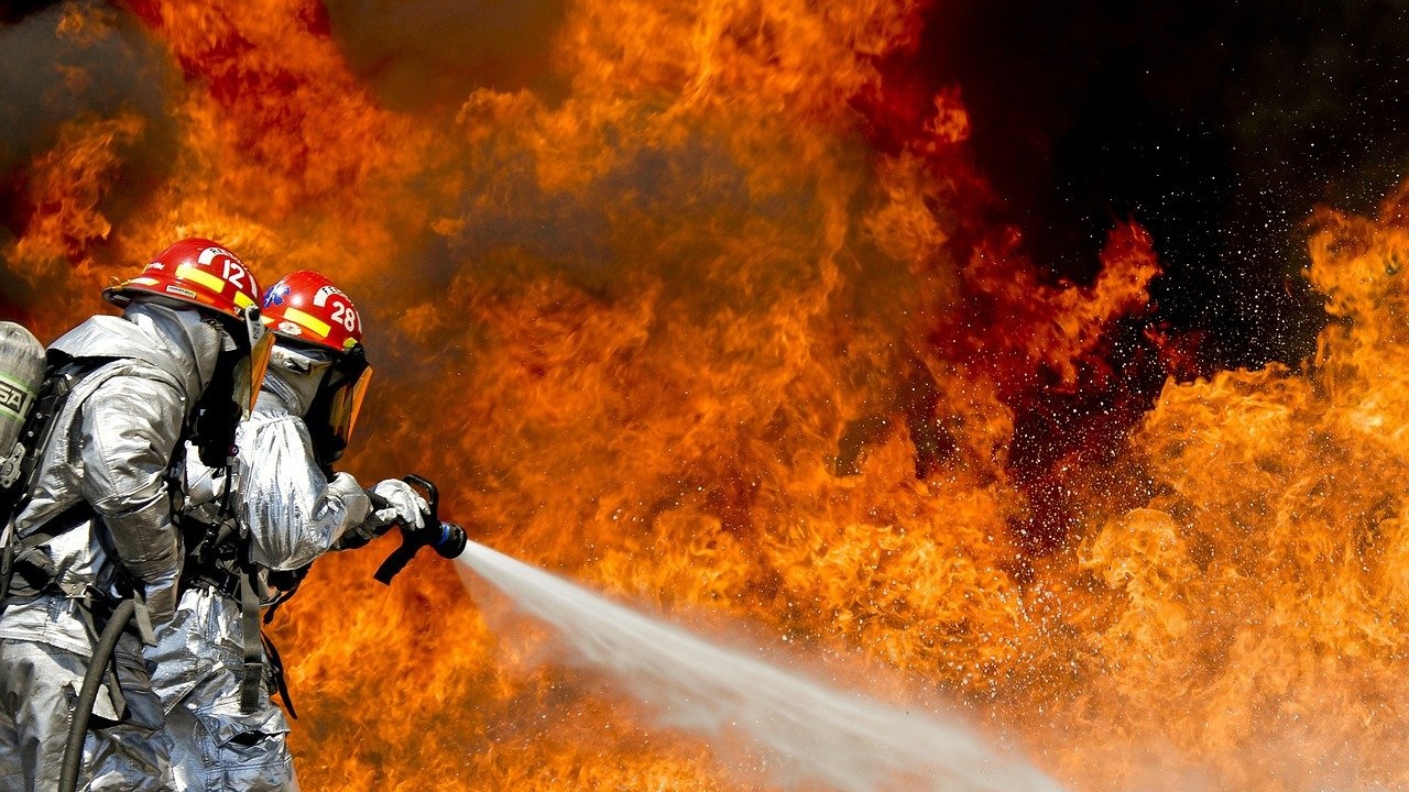 Пожар избухна в курорт в района на Атина 