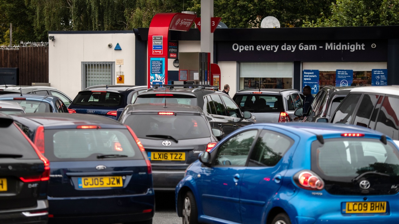Големи опашки по бензиностанциите във Великобритания заради недостига на шофьори