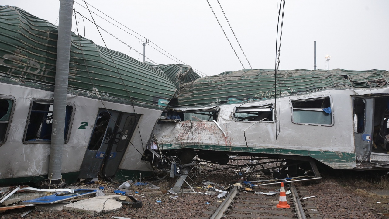 Повече от 30 души пострадаха при сблъсък на два влака в Тунис 