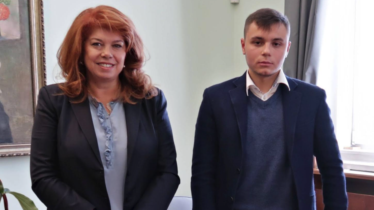 Ученик предостави на вицепрезидента софтуерни приложения за български език