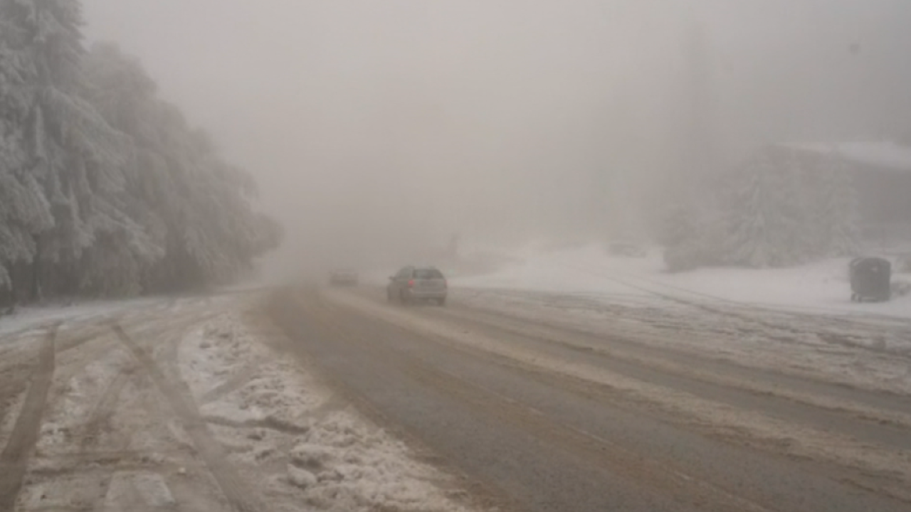 Първи сняг на "Петрохан" изненада шофьорите