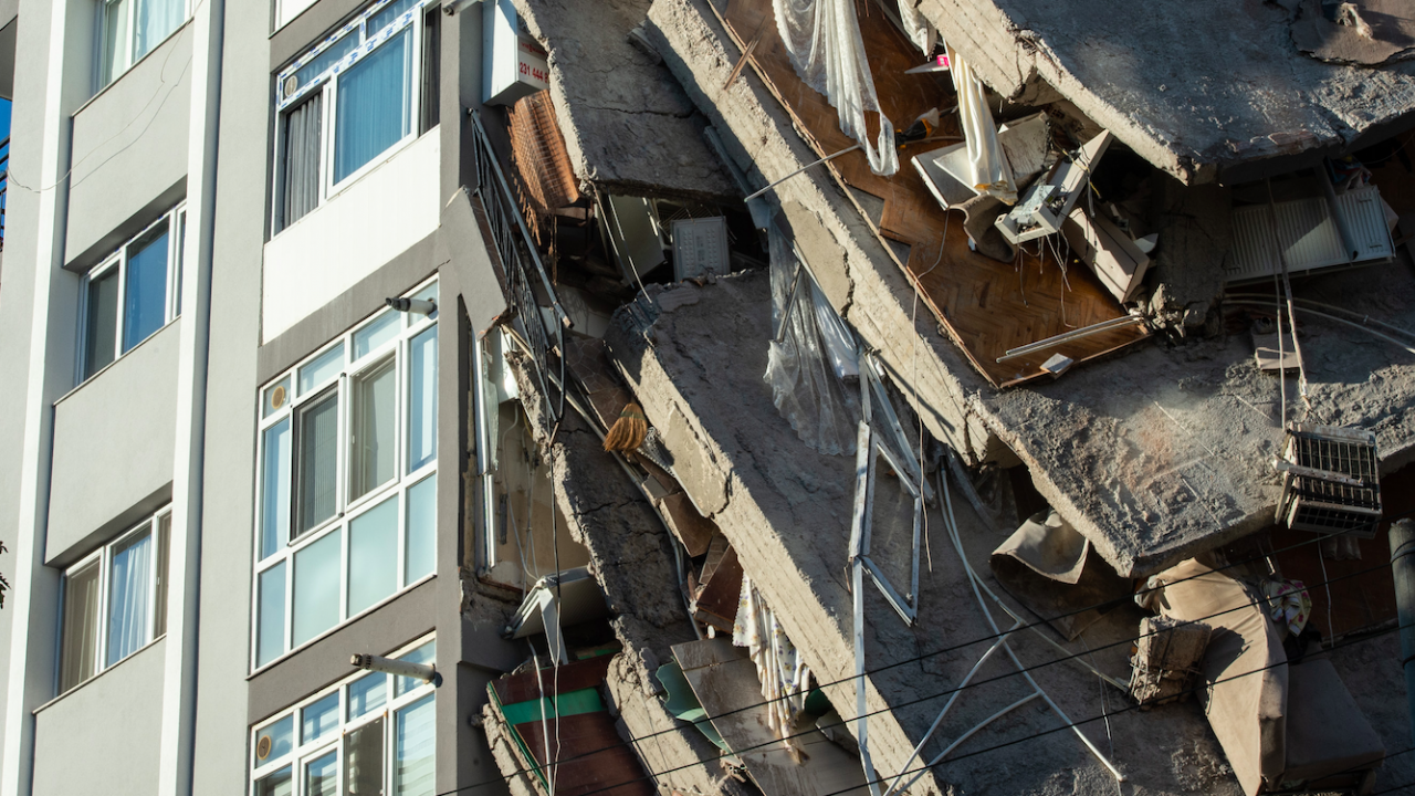Петима загинали и двама оцелели при срутването на жилищна сграда в Грузия