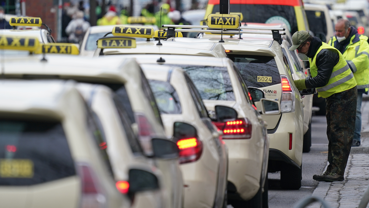 Акция срещу незаконните таксиметрови превози в София
