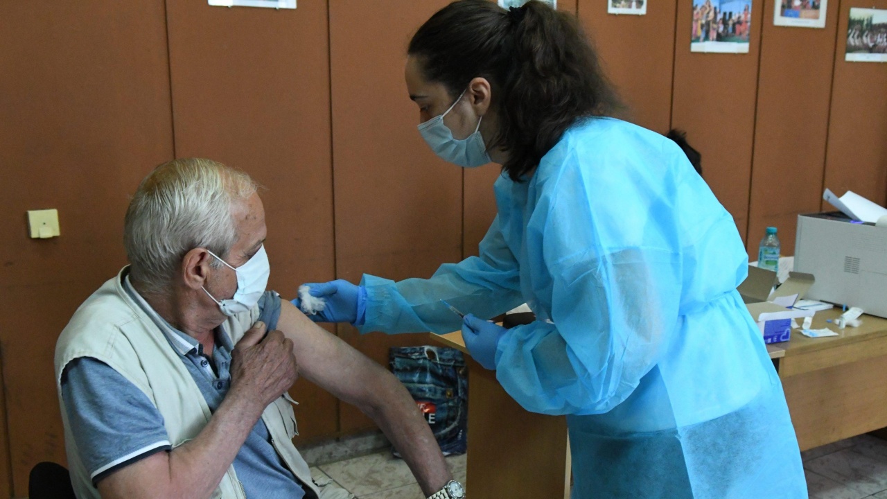 Четири пъти повече желаещи да се ваксинират срещу COVID-19 в Пазарджик