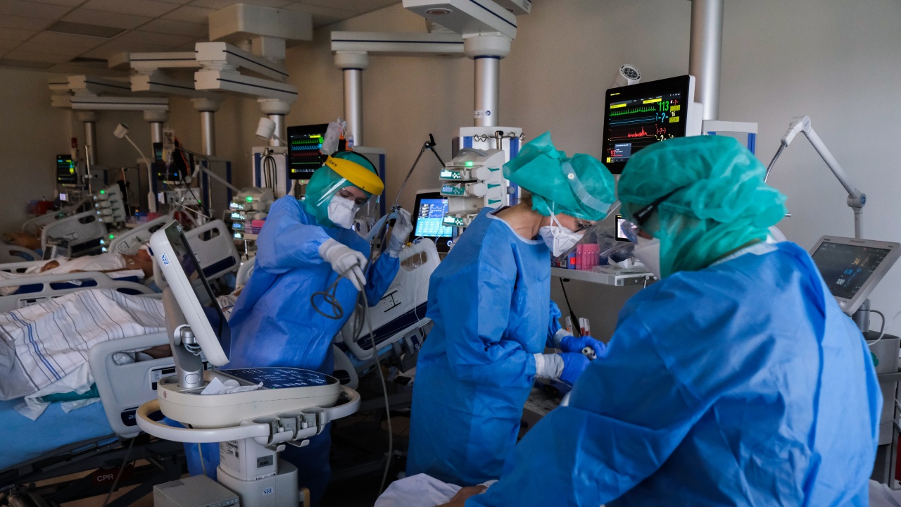 Сибирска болница се опитва да се справи с все по-големия брой болни от COVID-19