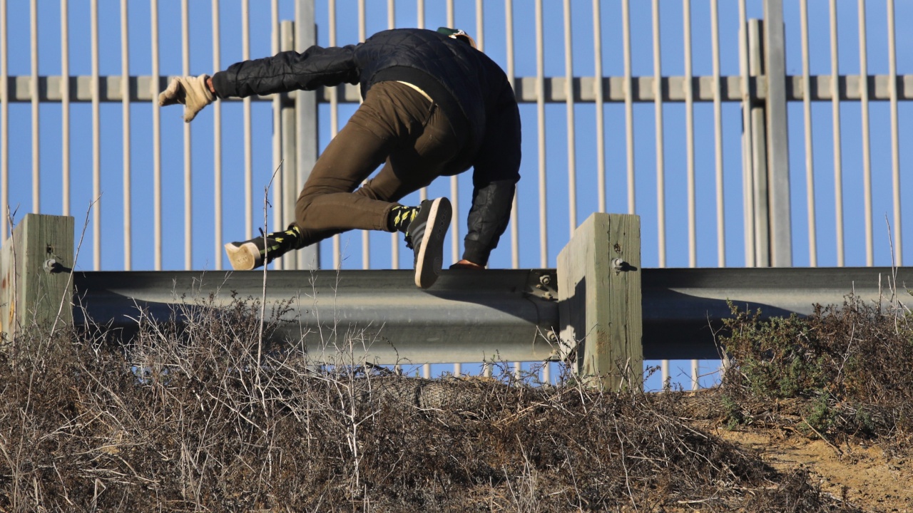Мигранти раниха полски военни на границата с Беларус