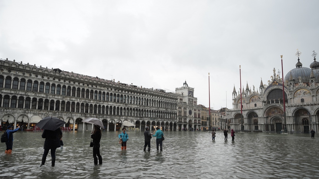 Площади в Южна Италия под вода след мощна буря, има загинали
