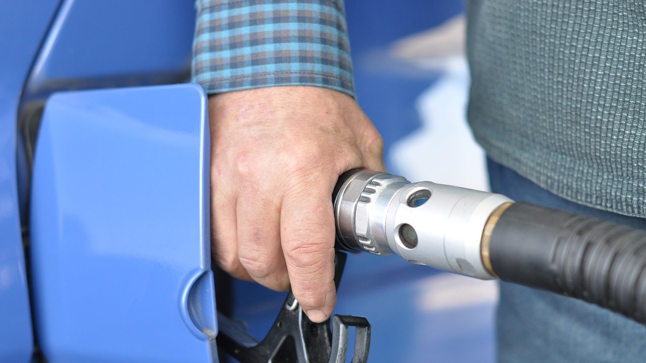 Бензиностанциите в Китай въвеждат квоти за зареждане на фона на недостиг на гориво