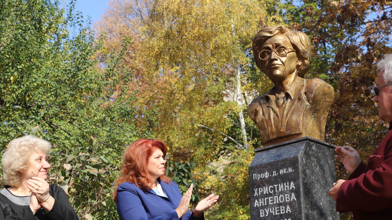 Вицепрезидентът Йотова откри в Пазарджик бюст-паметник на проф. Христина Вучева