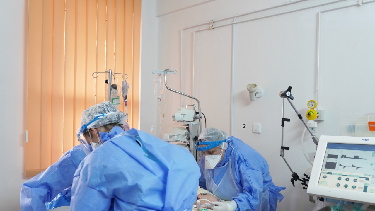 Рекорден брой пациенти с COVID-19 в интензивните отделения в Румъния