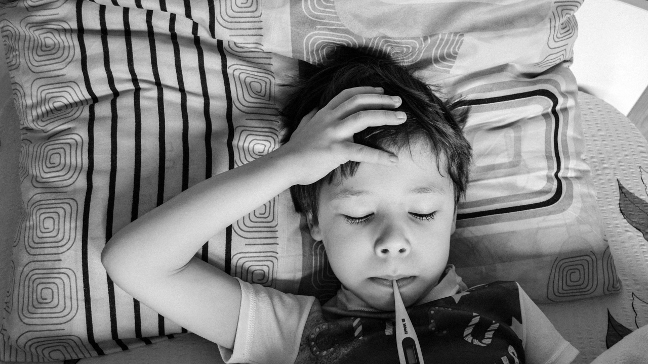 Професор разкри кои деца боледуват средно тежко и тежко от COVID-19