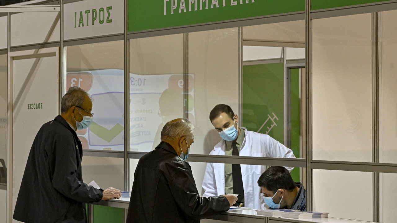 Скандал разтърси Гърция: Лекари "имунизират" с вода пациенти срещу COVID-19