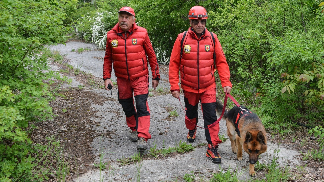 Спасителна операция в планината Славянка, петима туристи паднаха в дере