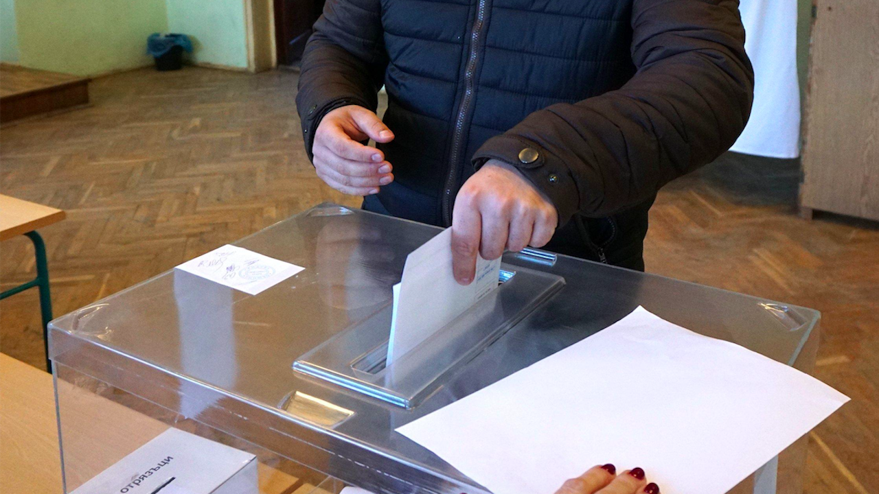 В Старозагорска област изборният ден започна, една машина в Николаево не заработи