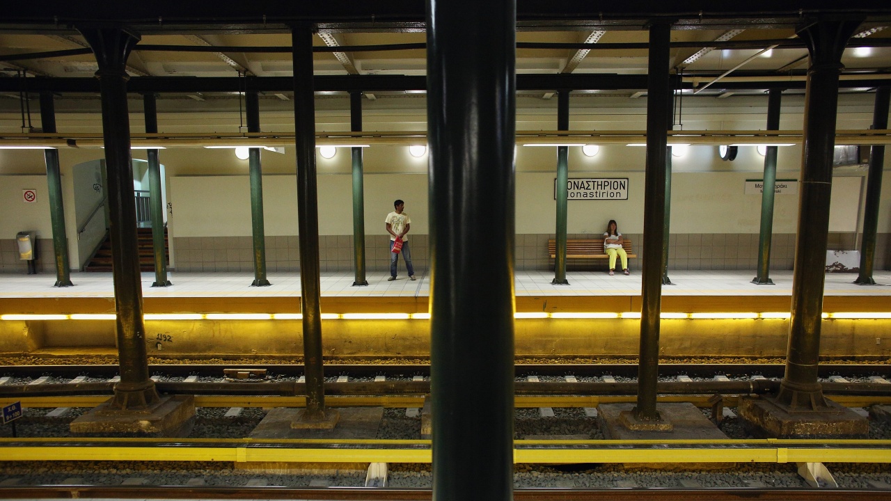 Един загинал и двама ранени при инцидент в метрото в Атина