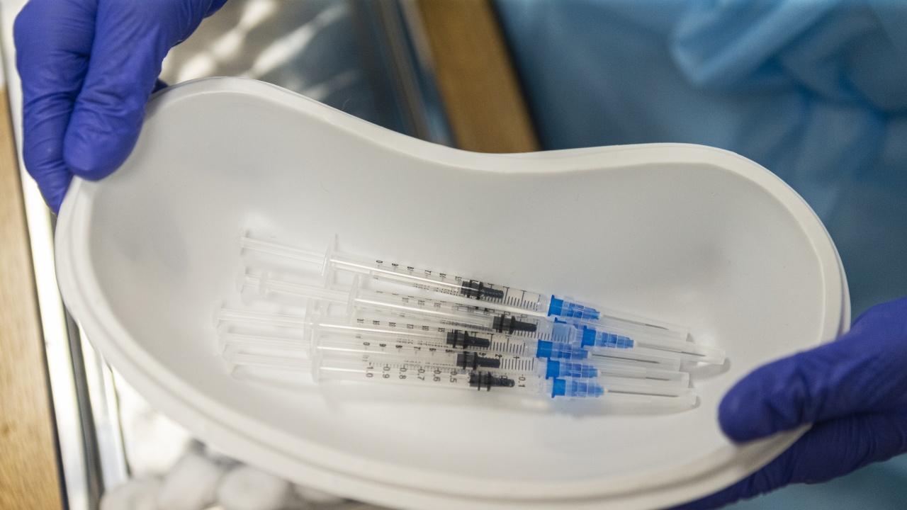 Малко над 90 000 души във Варненско са с поставени две дози ваксина