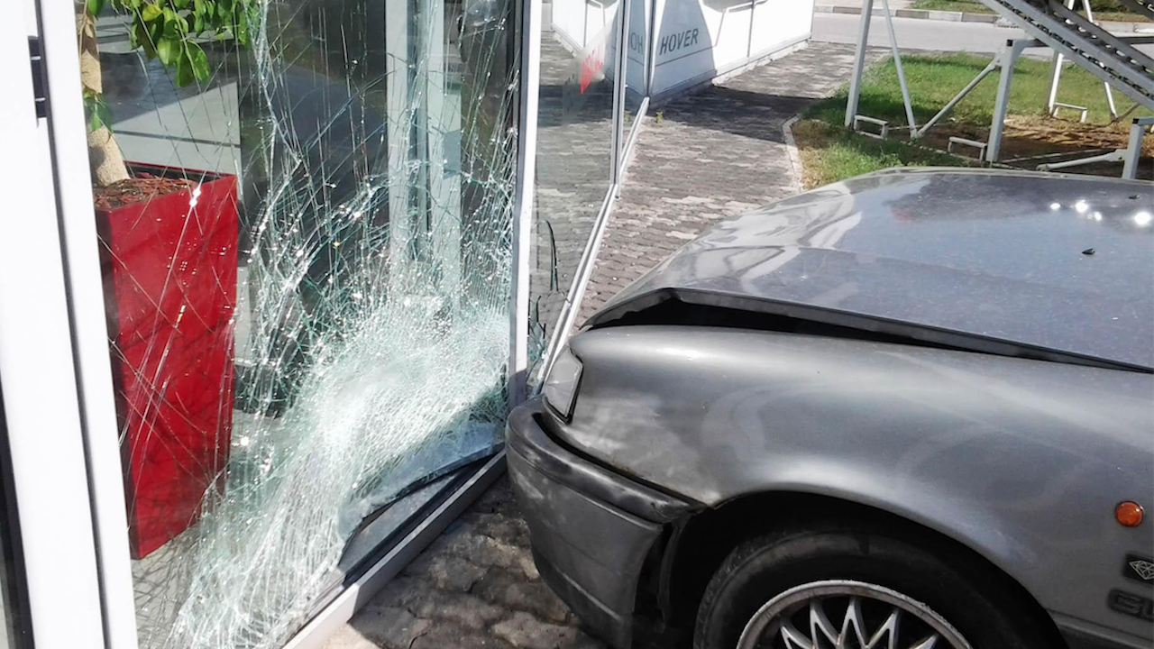 Младеж се вряза с кола в магазин в центъра на Варна