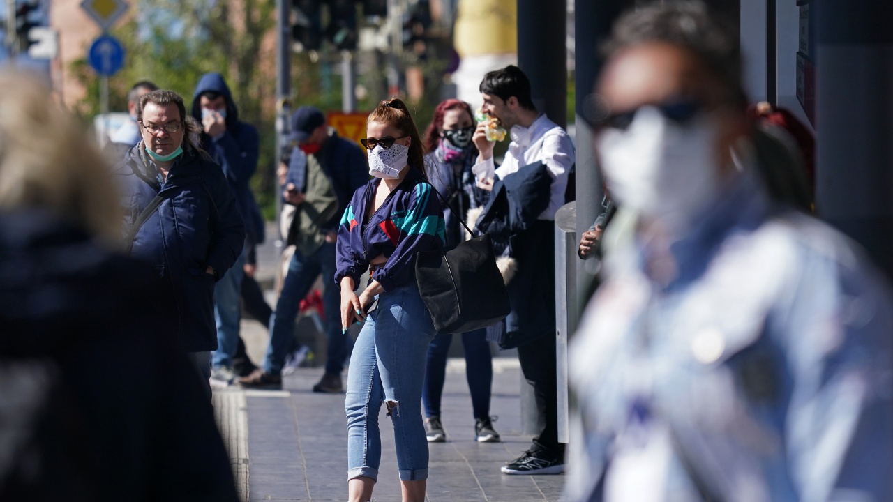 Норвегия отново налага мерки срещу коронавируса, хората са призовани да носят маски