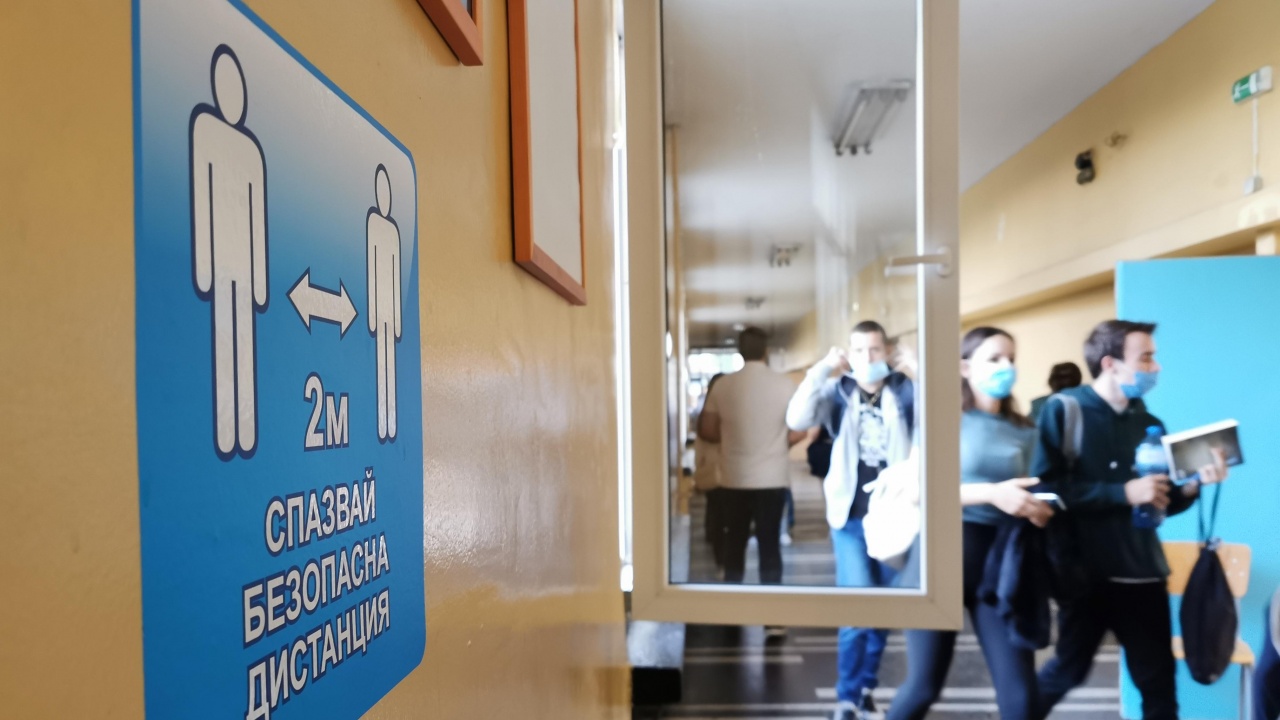 Повече от 70 на сто от учениците от пети до 12-ти клас в област Ловеч са се върнали днес в училище
