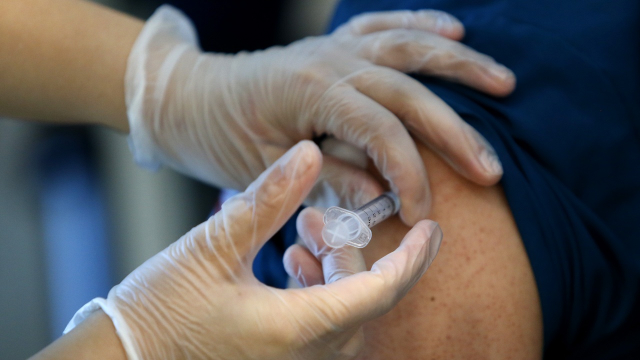 Ваксината на "Пфайзер" защитава от хоспитализация от варианта Омикрон