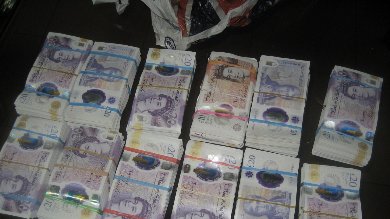 Митничари откриха 90 000 недекларирани британски лири