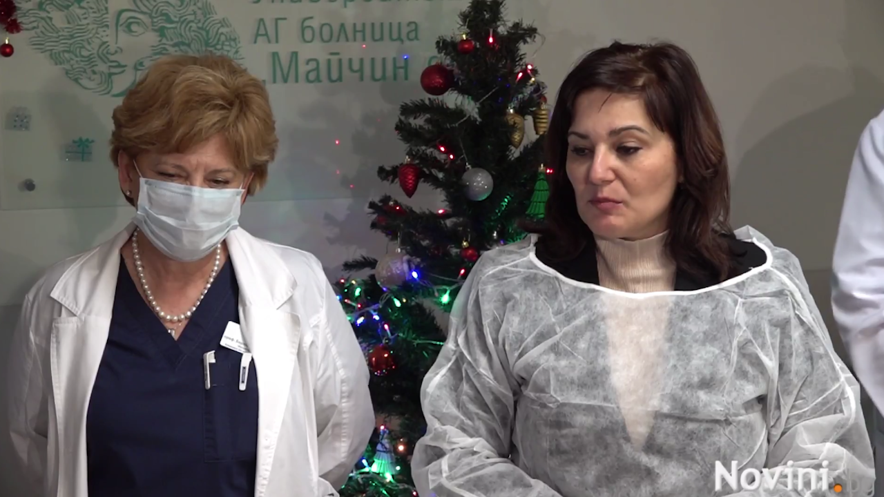 Министър Сербезова връчи почетен плакет на проф. д-р Слънчева за всеотдайността ѝ към недоносените деца